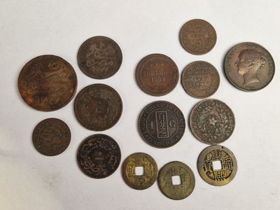 quelques vieilles pièces sont disposées en cercle sur une surface blanche
