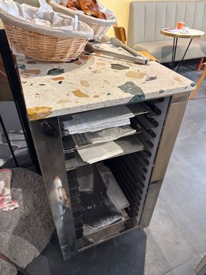 une table sur laquelle est posé un panier de pain