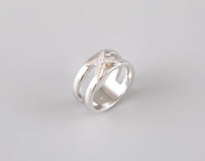 un gros plan d'une bague en argent ornée d'une étoile de mer