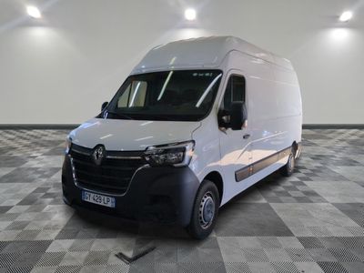 la photo d'une camionnette blanche sur un sol en damier
