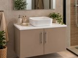 une salle de bains équipée d'un lavabo, d'un miroir et d'une douche