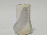 un vase blanc orné d'un motif vert