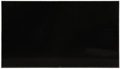une télévision à écran plat posée sur une table blanche