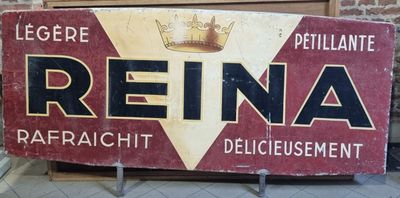 une pancarte sur laquelle est écrit « Reina » devant un mur de briques