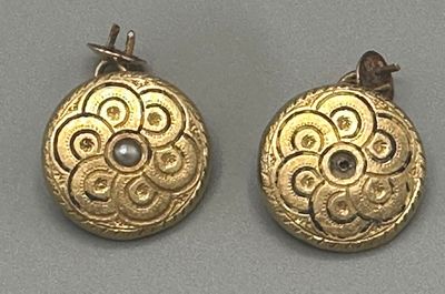 une paire de boucles d'oreilles en or et diamants