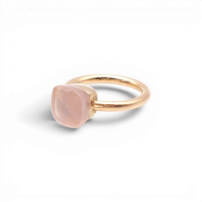 une bague en or sertie d'une pierre rose