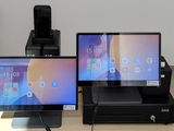 deux ordinateurs et une imprimante posés sur un bureau