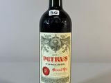 une bouteille de vin posée sur une table