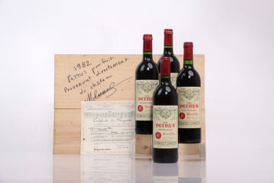trois bouteilles de vin rouge posées à côté d'une caisse en bois