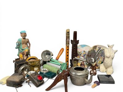 un tas d'objets divers posés sur une surface blanche