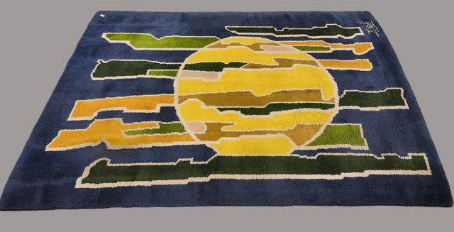 Tapis en laine sur fond bleu, jaune et vert. Signée JORDA ?. 256 ...