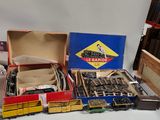 une table sur laquelle sont posés des trains miniatures