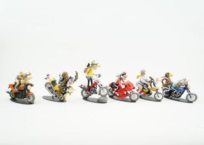 de nombreuses figurines représentant des personnes à moto sur un fond blanc