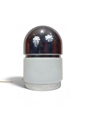 une lampe posée sur une table