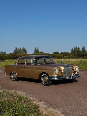 une voiture qui roule sur une route de campagne