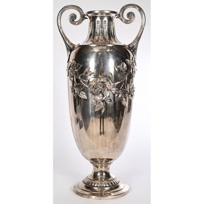 un vase en argent posé sur une table