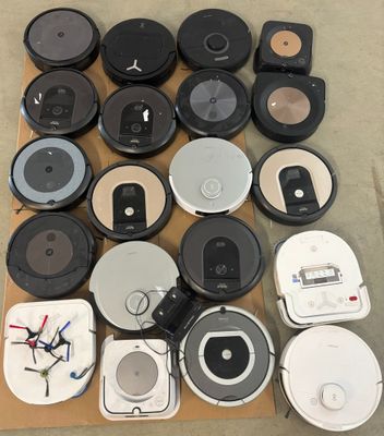 de nombreux appareils électroniques posés par terre