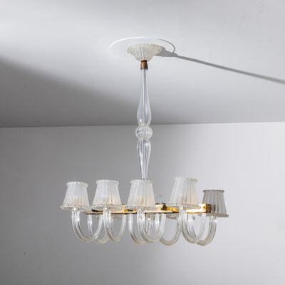 un lustre en verre transparent suspendu au plafond