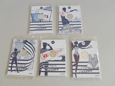 quatre cartes représentant des personnes, posées sur une table