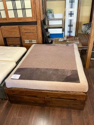 un lit sur lequel est posé un matelas, dans une chambre