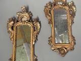 deux miroirs accrochés au mur l'un à côté de l'autre