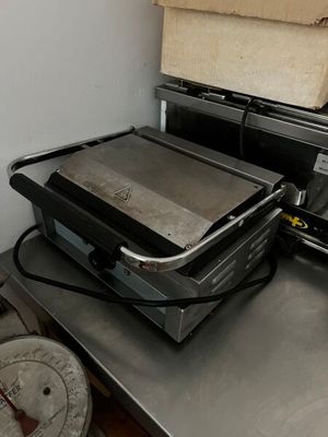 un grille-pain posé sur une table dans une cuisine