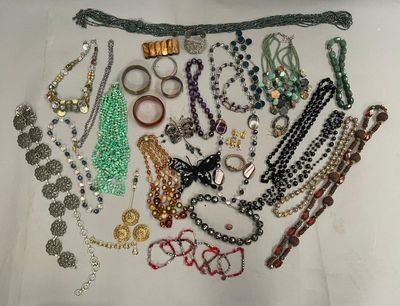 de nombreux colliers et bracelets différents disposés sur une table