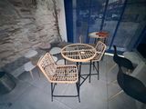 deux chaises et une table dans le coin d'une pièce