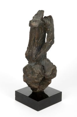 statue d'une femme assise sur un rocher, sur fond blanc