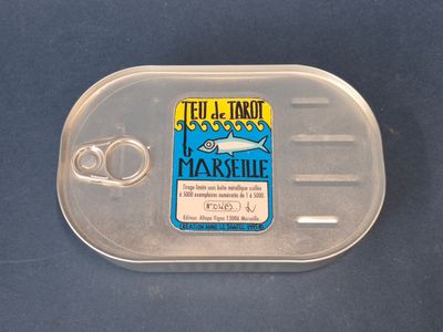 un récipient en plastique sur lequel figure une étiquette représentant un poisson