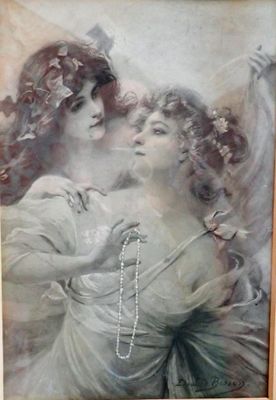 une vieille photo représentant deux femmes vêtues d'une robe blanche et portant un collier de perles