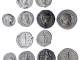 une image représentant une collection de pièces de monnaie romaines antiques sur fond blanc