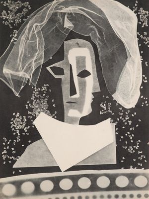 peinture représentant une femme portant un voile sur la tête, sur une photo en noir et blanc