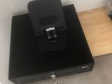 une machine à café posée sur une table noire