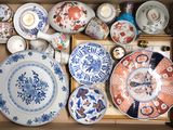 une boîte remplie de différents types d'assiettes et de bols