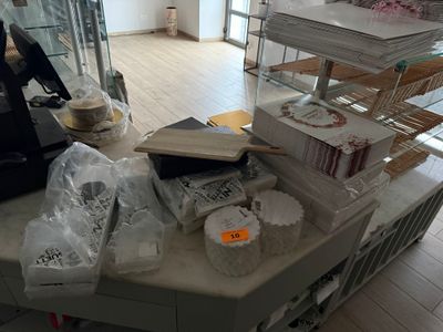 une table sur laquelle sont disposés de nombreux articles dans un magasin