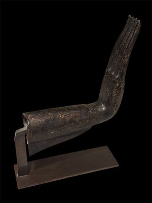 Sujet en bronze à patine brune représentant la main de Boudd…