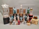 de nombreux types différents de flacons et de récipients de parfum sur la table