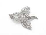 une image représentant une broche en forme de fleur en diamant sur fond blanc