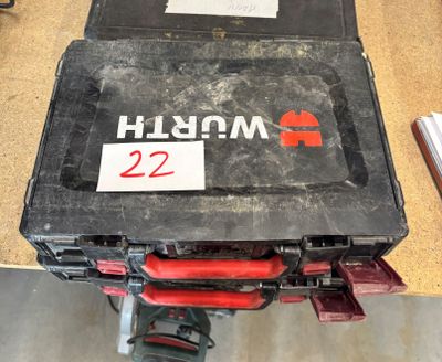 une boîte noire portant une étiquette rouge, posée sur une table