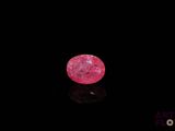 un diamant rose sur une surface noire