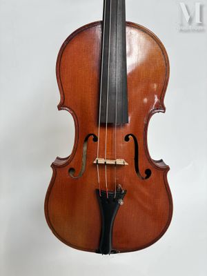 un vieux violon avec un archet sur fond blanc