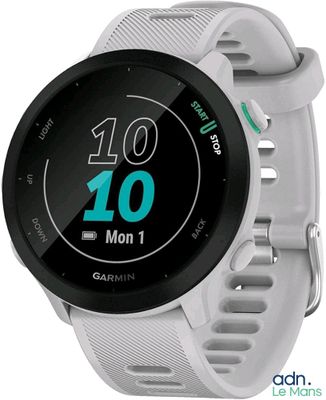 gros plan d'une montre intelligente sur fond blanc