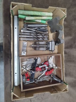 une boîte remplie d'outils posés sur le sol