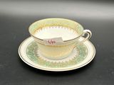 une tasse et une soucoupe avec une étiquette dessus