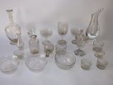 beaucoup d'objets en verre qui se trouvent sur la table