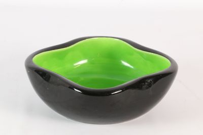 bol noir et vert sur fond blanc