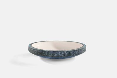 un bol posé sur une surface blanche