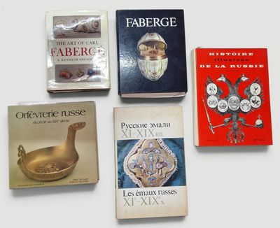 plusieurs livres posés sur une table avec un fond blanc et un fond blanc
