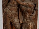une statue représentant un homme et une femme sur un mur